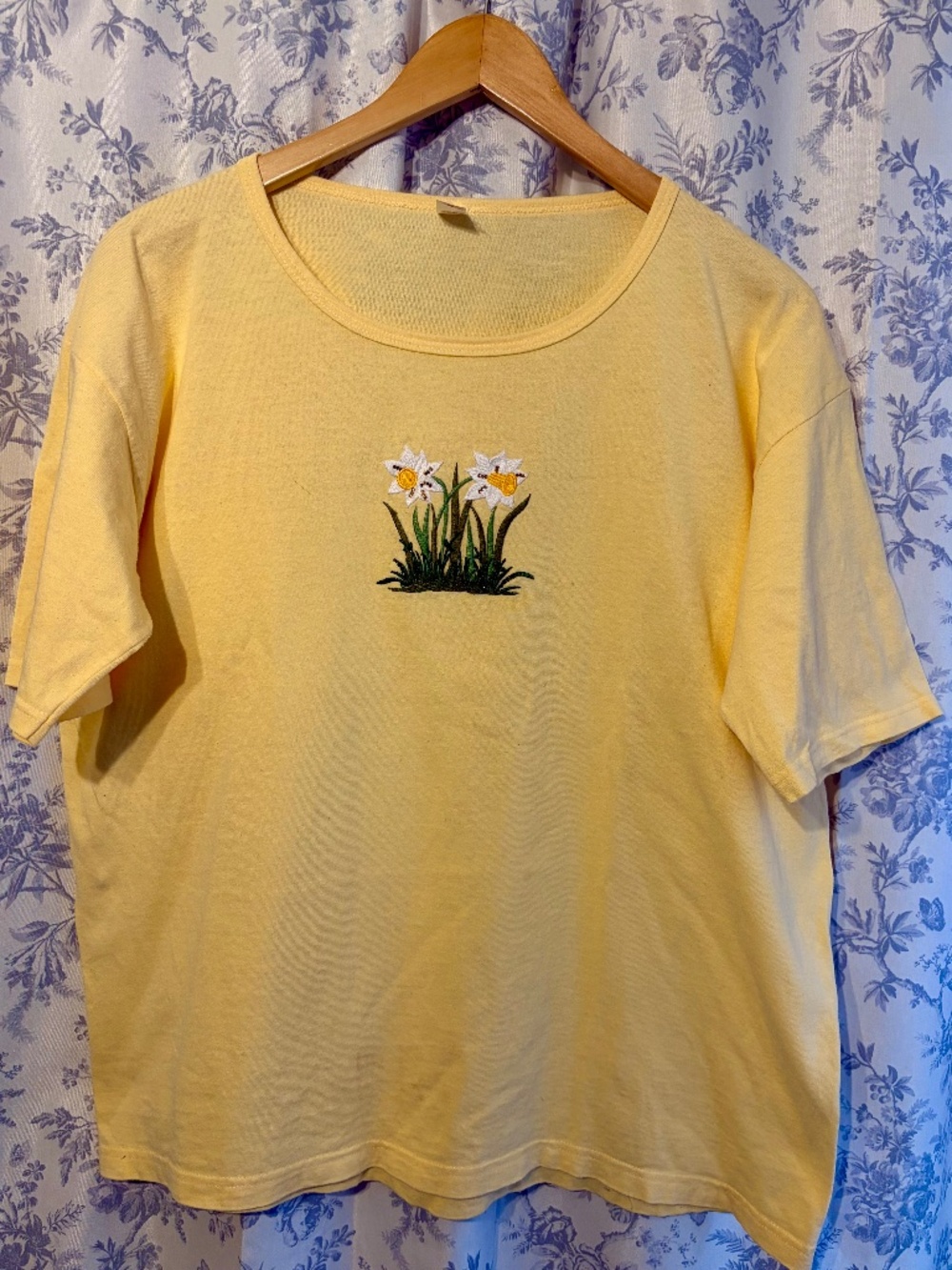 Butter, yellow T-shirt with embroidery and crystal